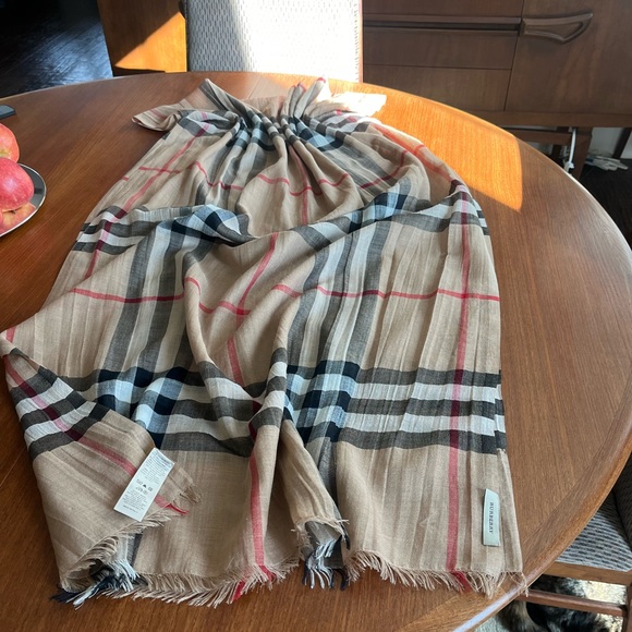 The iconic Burberry scarf. Measurements 28 by  84 inches. - Picture 5 of 5